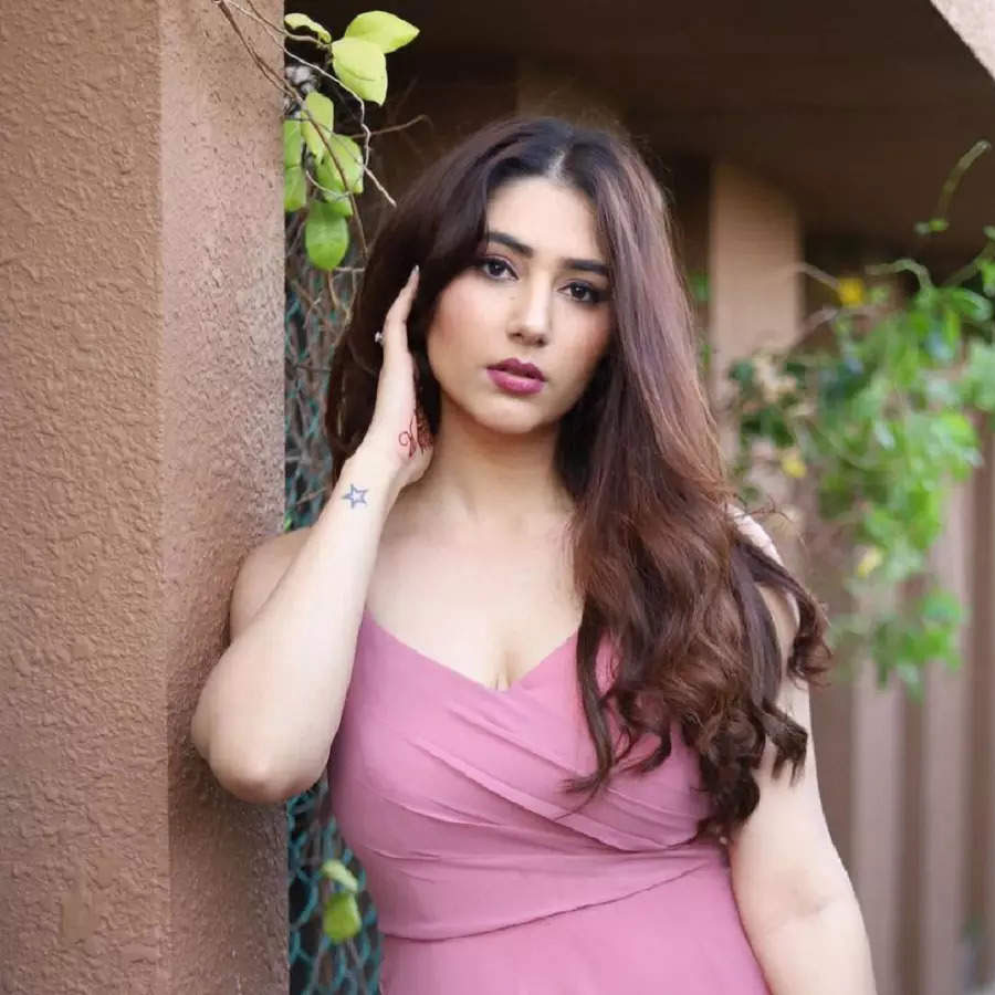 Disha Parmar Age Biography