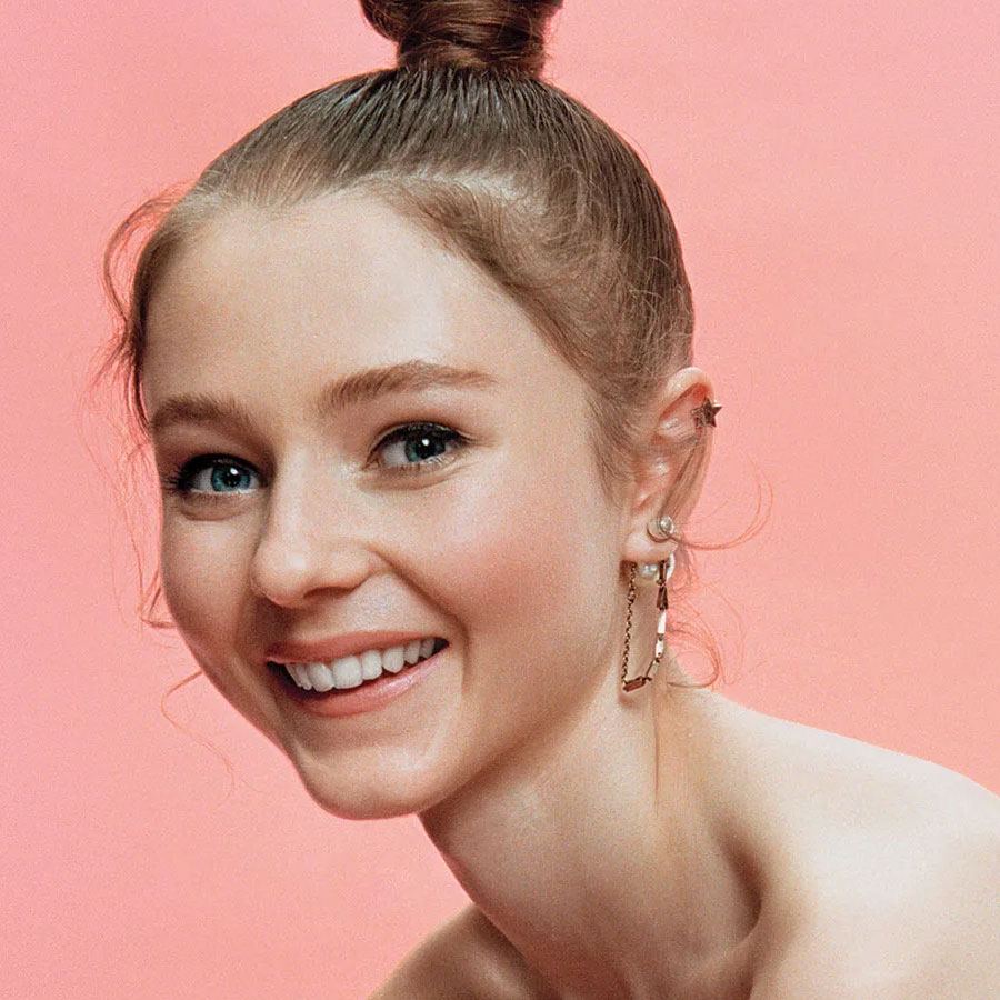 Thomasin McKenzie Age Biography